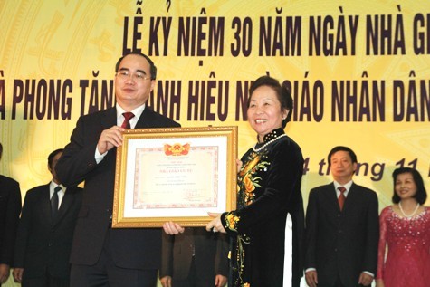 Phó Thủ tướng Nguyễn Thiện Nhân nhận danh hiệu Nhà giáo ưu tú do Phó Chủ tịch nước Nguyễn Thị Doan trao tặng. Ảnh XT